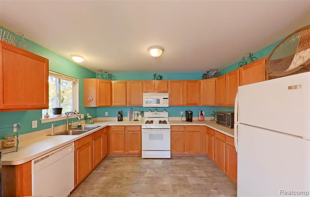 8883 Redstone Drive, 2, Pinckney, MI 48169 — Photo 3
