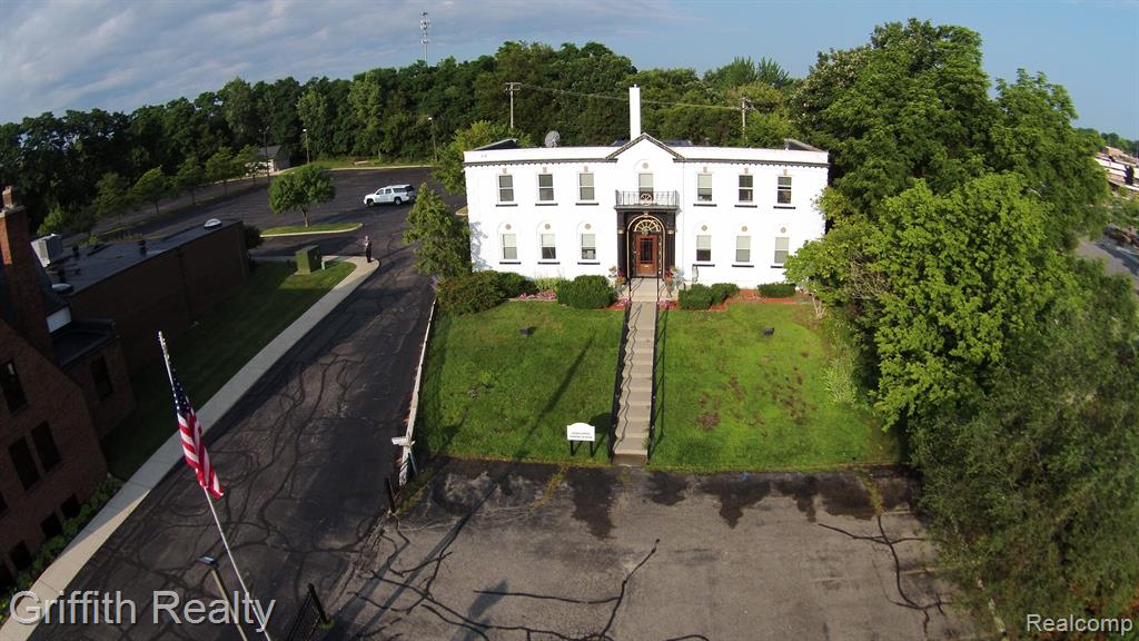 218 E GRAND RIVER Avenue - Photo 2
