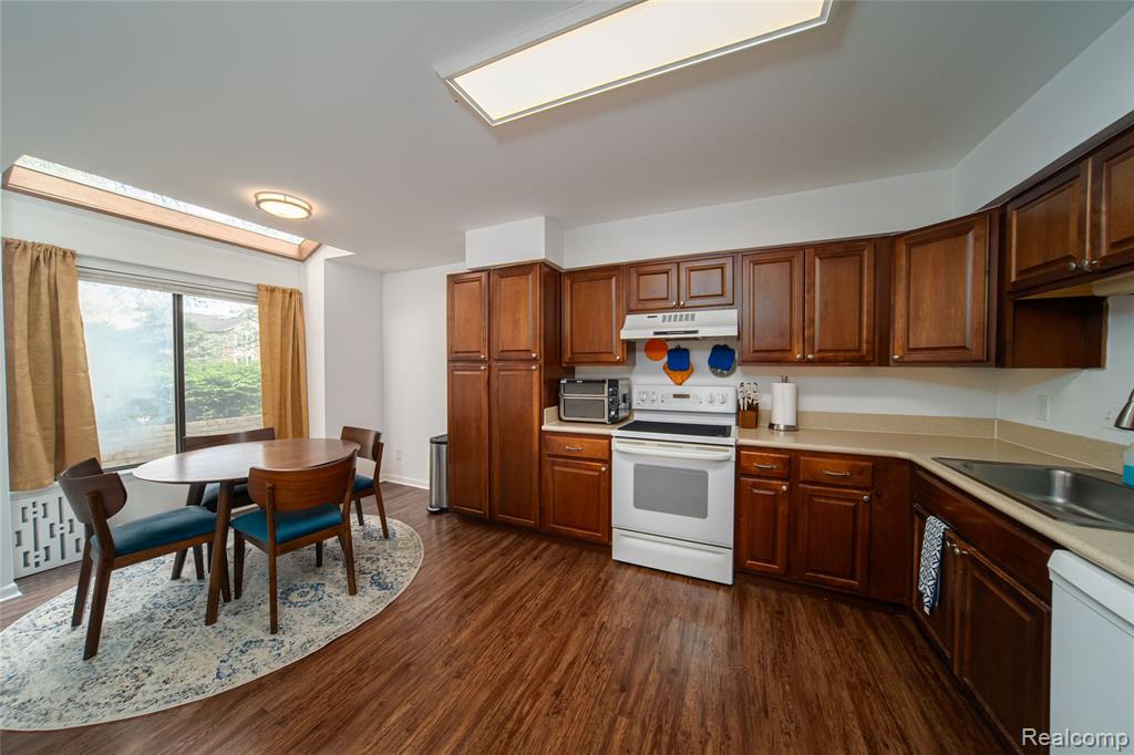 5590 Hillcrest Circle W, West Bloomfield, MI — Photo 12