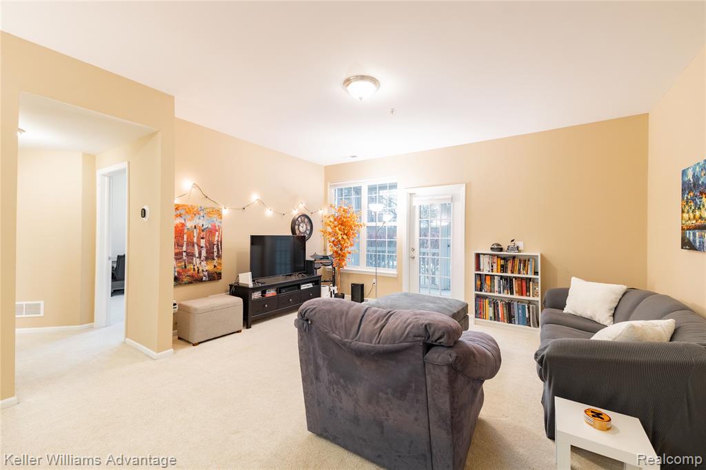921 E Summerfield Glen Circle, Ann Arbor, MI 48103 — Photo 14