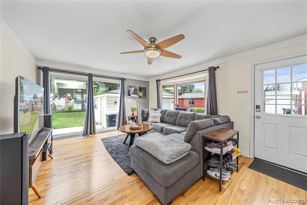 9939 Deering Street, Livonia, MI 48150 — Photo 19