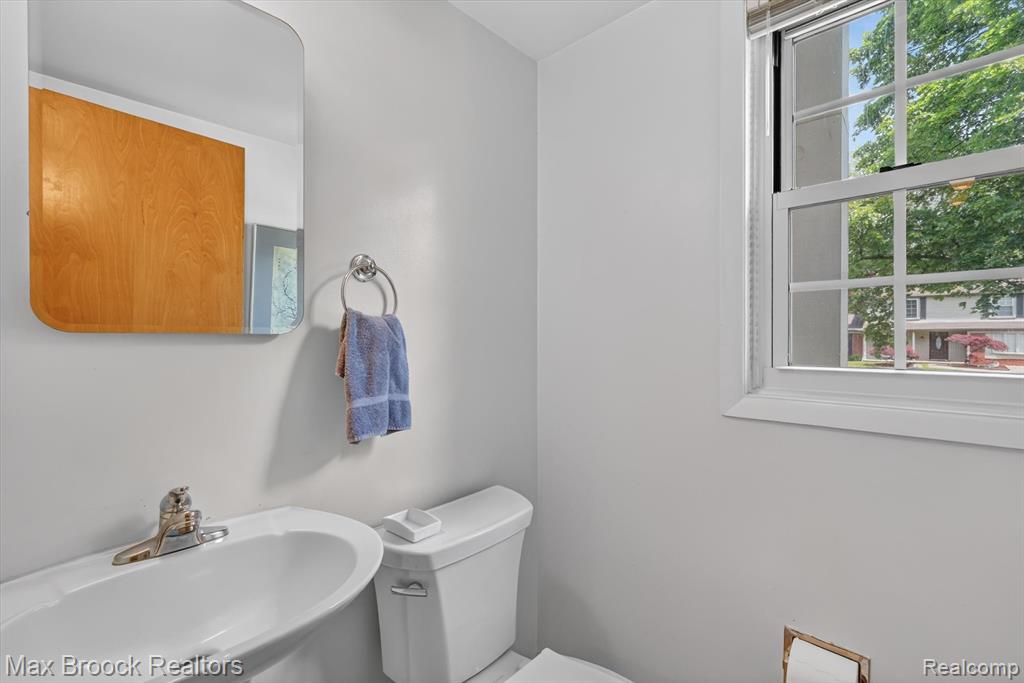 7456 Glengrove Drive, Bloomfield Hills, MI 48301 — Photo 26