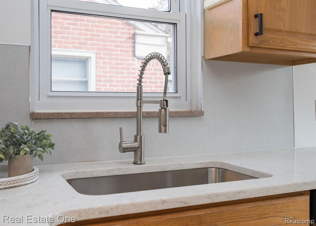 421 W Sunnybrook Drive, Royal Oak, MI 48073 — Photo 14