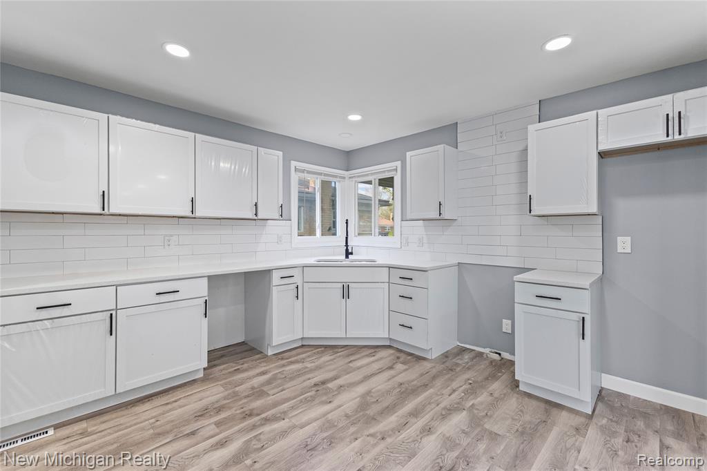 21901 Harding Street, Oak Park, MI 48237 — Photo 12