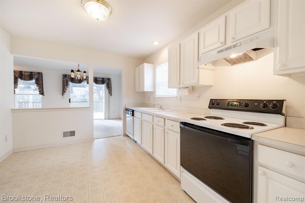 265 SHORE BROOK Lane, Walled Lake, MI 48390 — Photo 14