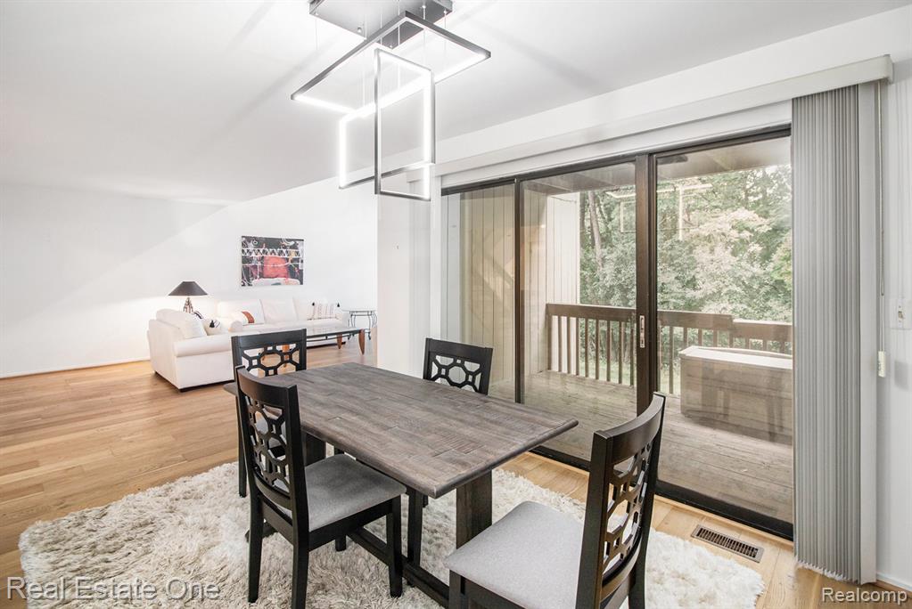 5537 Walnut Circle W, West Bloomfield, MI — Photo 10