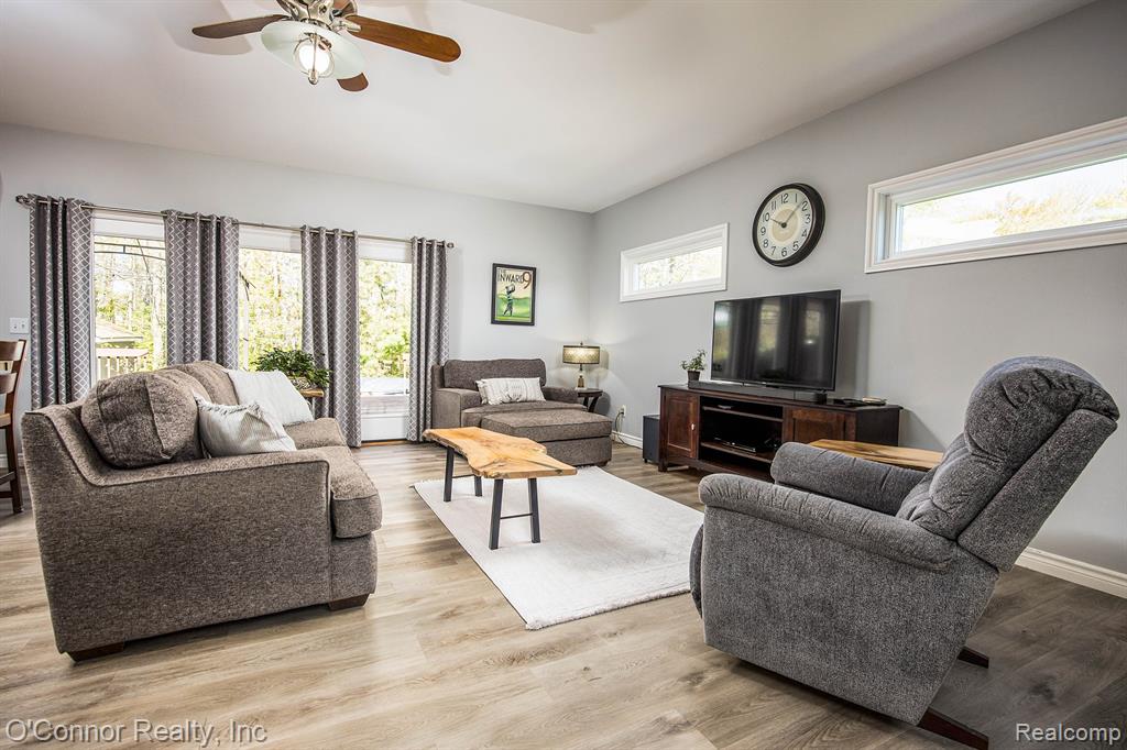 910 Hunter Court, Marysville, MI 48040 — Photo 4