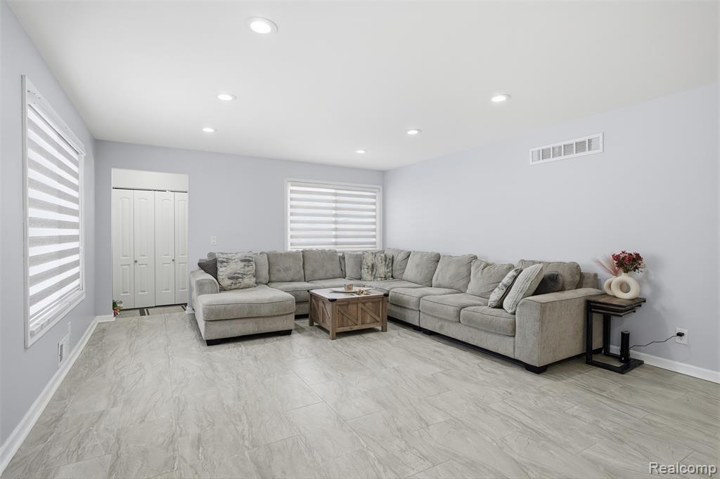 25961 Warrington Street, Dearborn Heights, MI 48127 — Photo 4