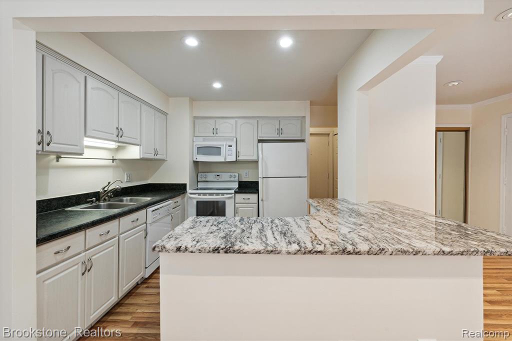 41712 BEDFORD Drive, Canton, MI 48187 — Photo 8