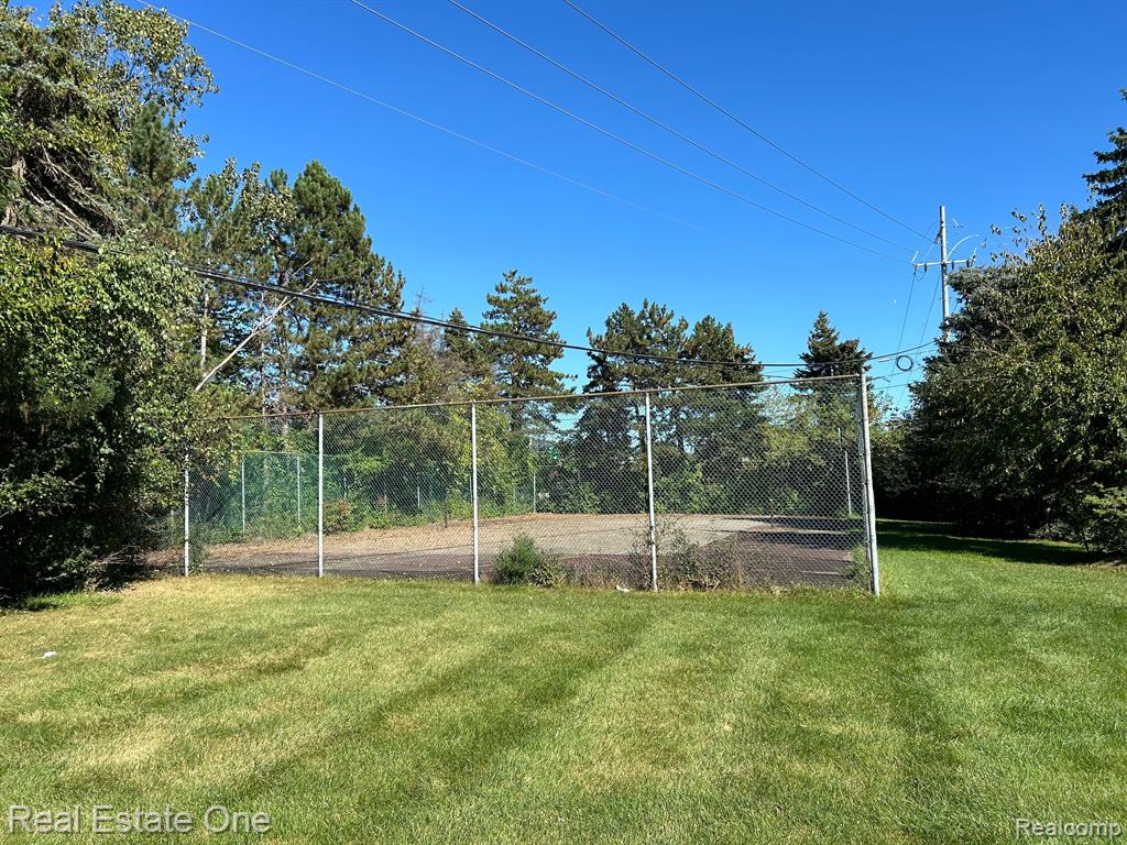 3988 OLD CREEK Road, Troy, MI 48084 — Photo 17