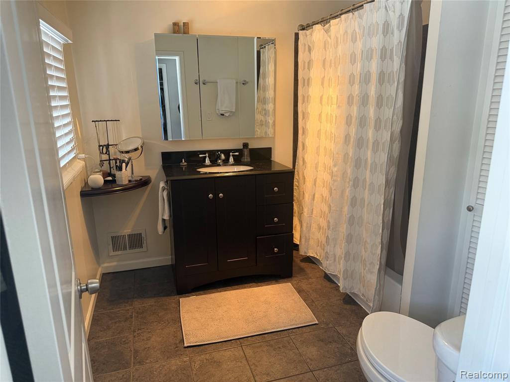 4430 Green Lake Road, West Bloomfield, MI 48323 — Photo 13