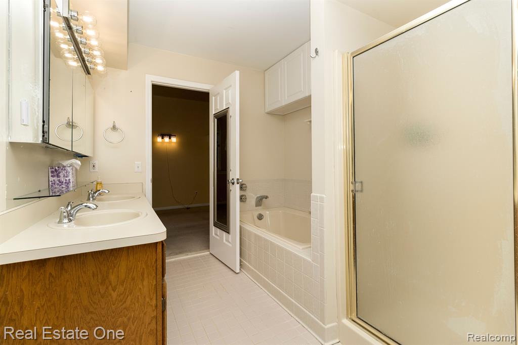678 SUMMIT RIDGE Drive, Milford, MI 48381 — Photo 17
