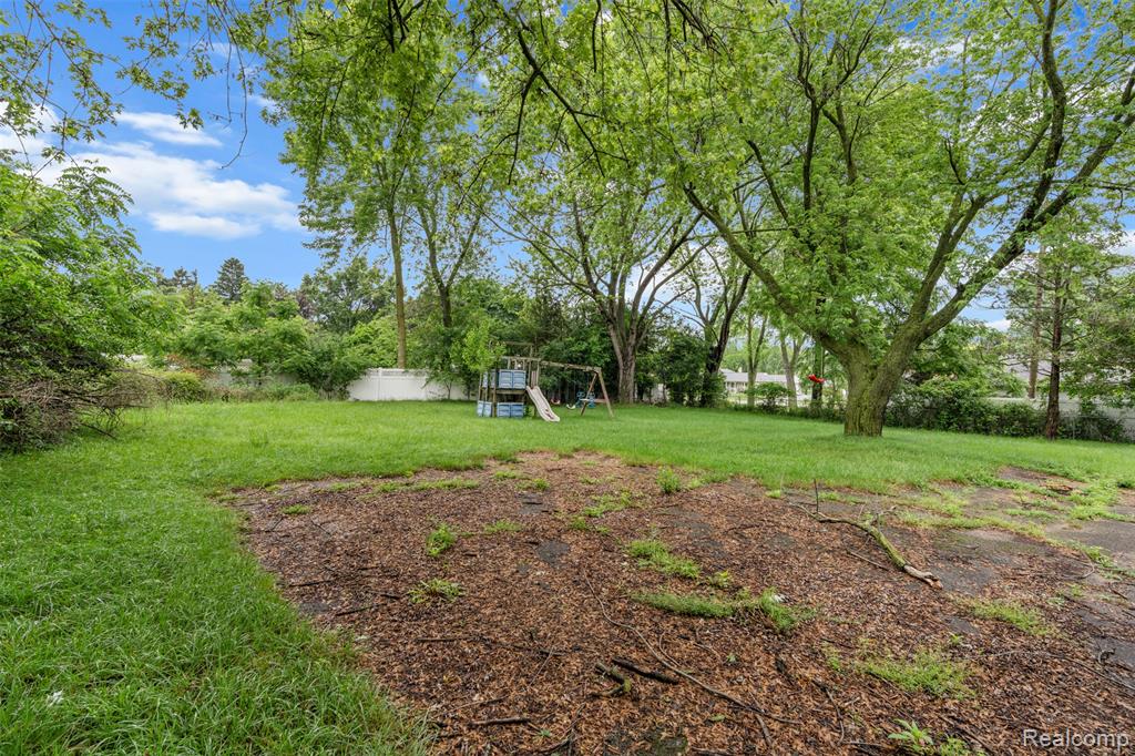 750 W Square Lake Road, Troy, MI 48098 — Photo 2