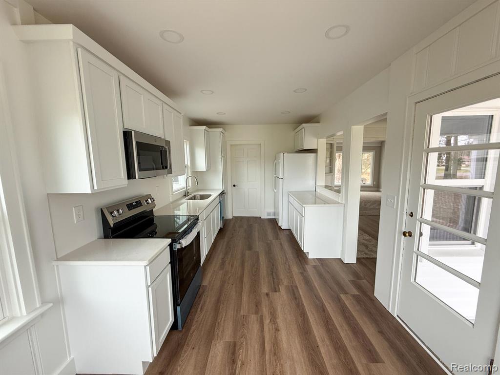 6076 Hugh Street, Burton, MI 48509 — Photo 13