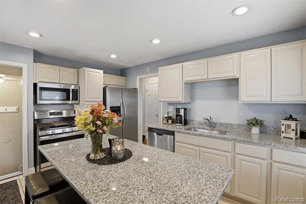 1906 Oxford Road, Grosse Pointe Woods, MI 48236 — Photo 11
