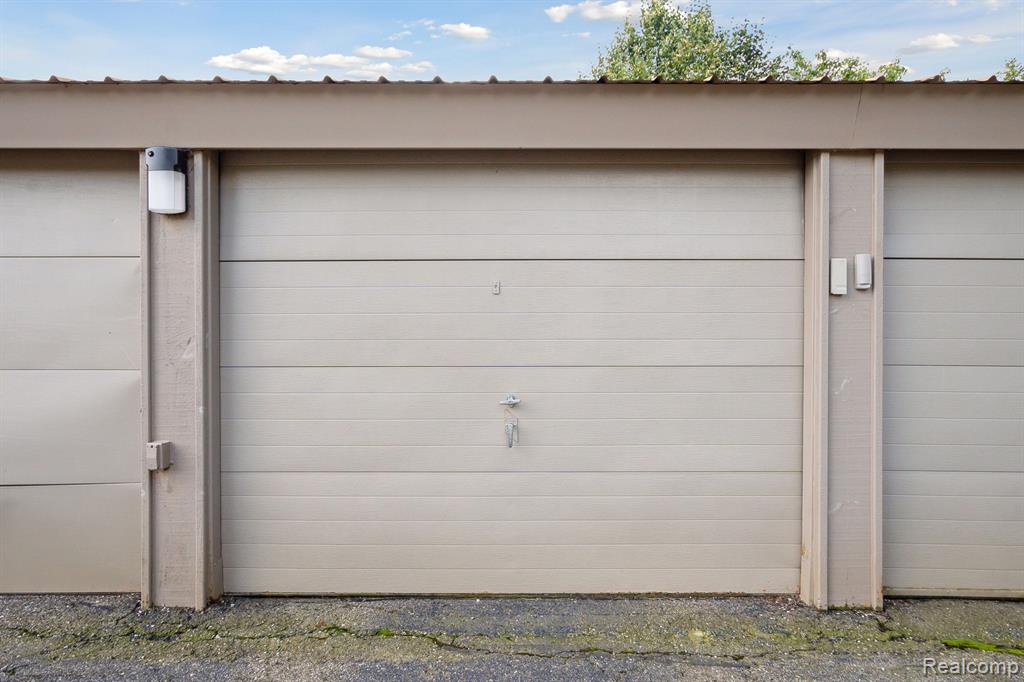 22040 EDGEWATER, Novi, MI — Photo 41