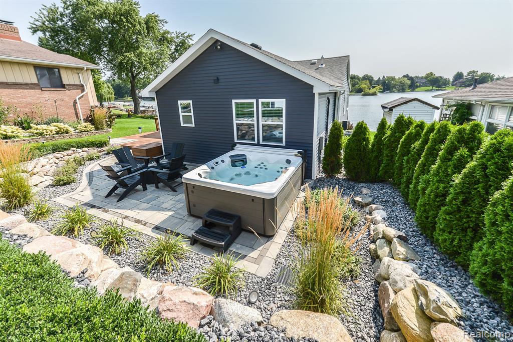 8453 WOODLAND SHORE Drive, Brighton, MI 48114 — Photo 4