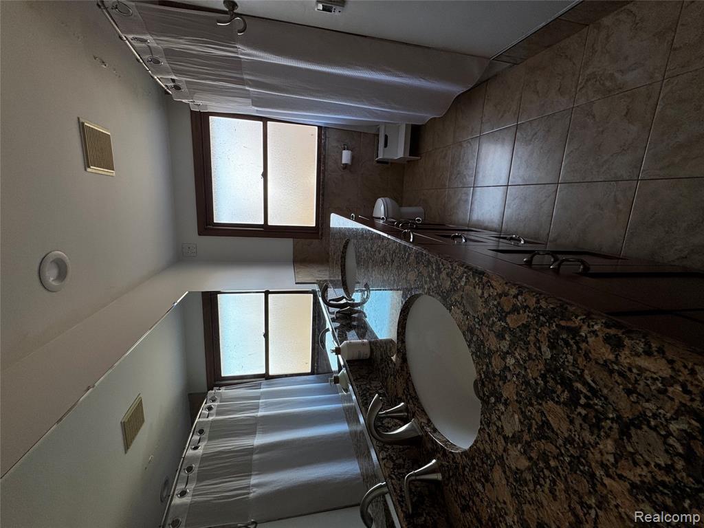 855 Avon Court, Grosse Pointe Woods, MI 48236 — Photo 14
