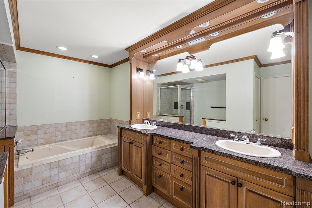 2401 HICKORY GLEN Drive, Bloomfield Hills, MI 48304 — Photo 18