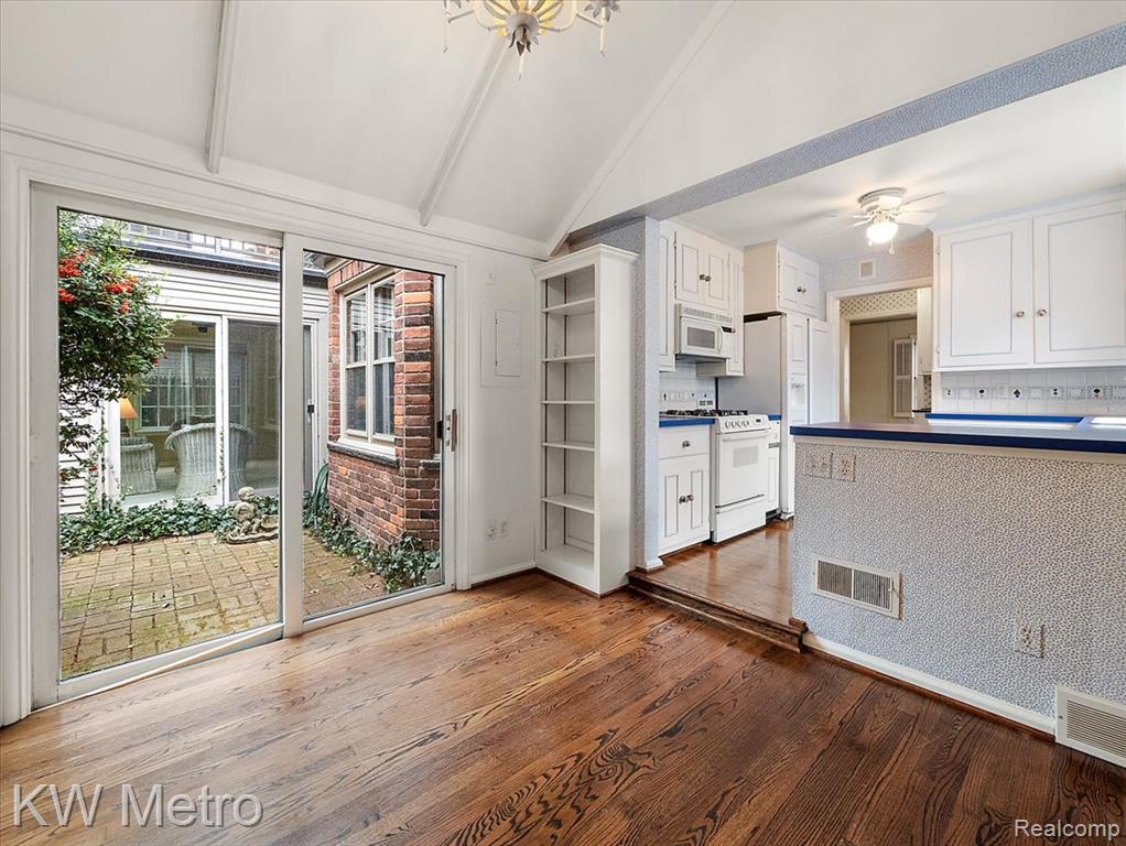 340 Kercheval Avenue, Grosse Pointe Farms, MI 48236 — Photo 15
