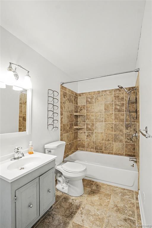 8390 Peninsular Drive, Fenton, MI 48430 — Photo 22
