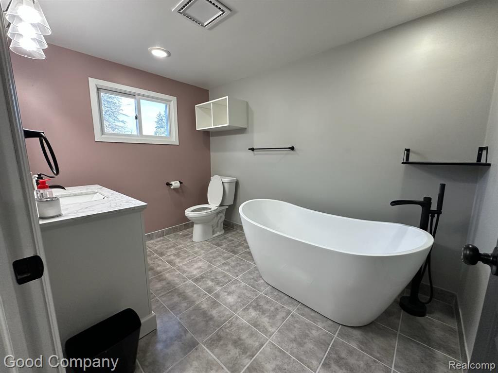 720 W Commerce Road, Commerce Twp, MI 48382 — Photo 8