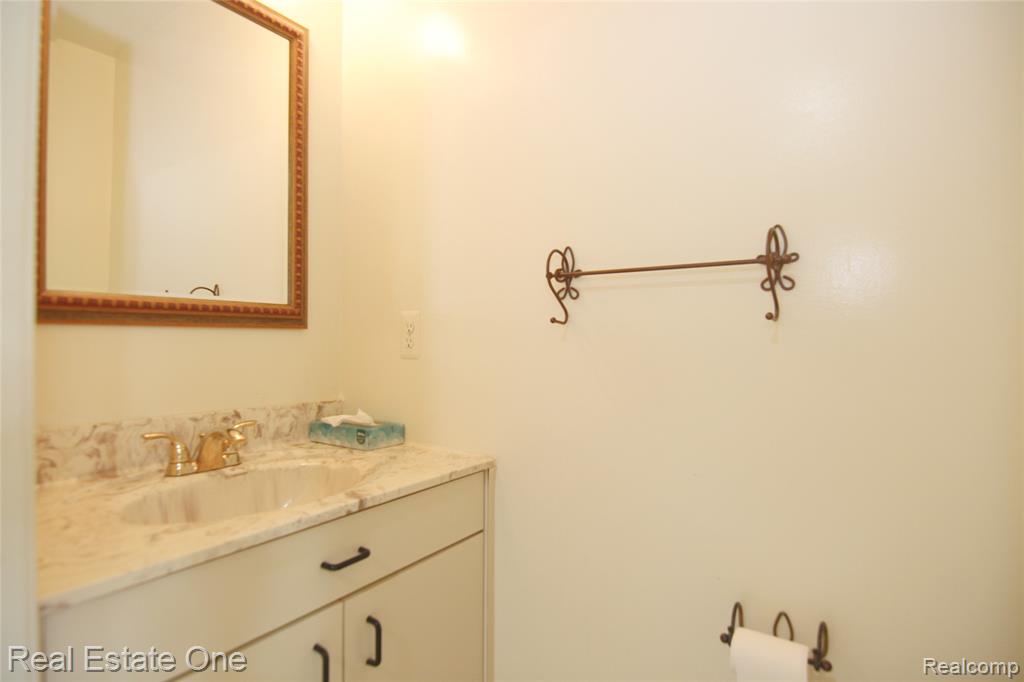 5590 GREENBRIAR Drive, West Bloomfield, MI — Photo 16