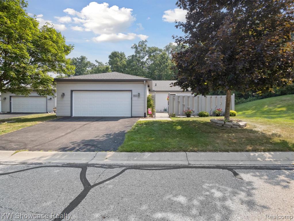 2933 E Telluride, Brighton, MI 48114 — Photo 3