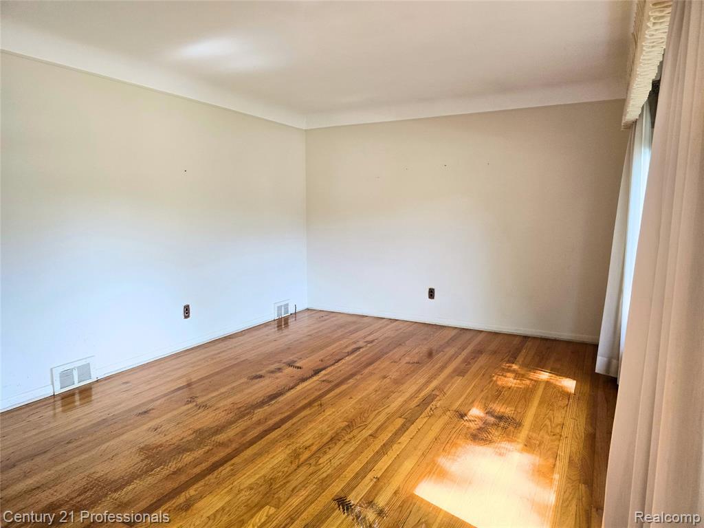 8563 Centralia Street, Dearborn Heights, MI 48127 — Photo 5
