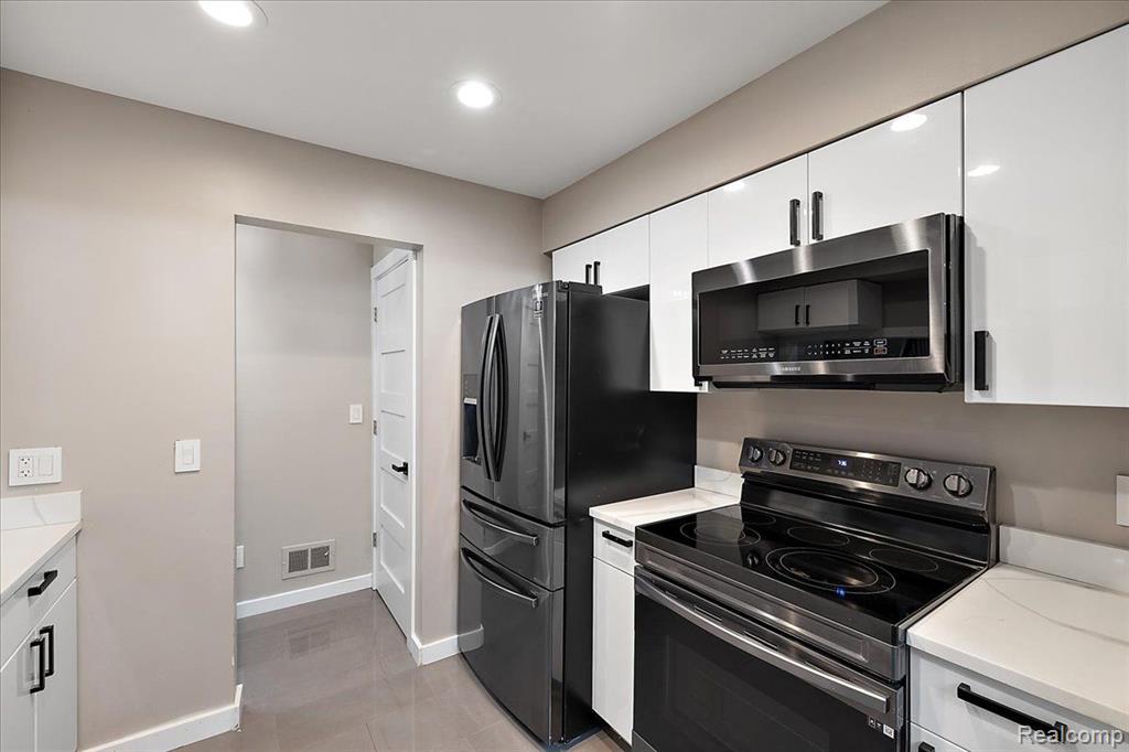 1570 S HILL Boulevard, Bloomfield Hills, MI 48304 — Photo 11