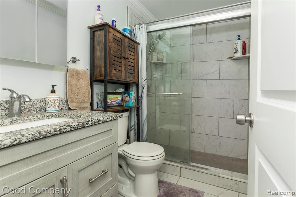 559 E Harry Avenue, Hazel Park, MI 48030 — Photo 13