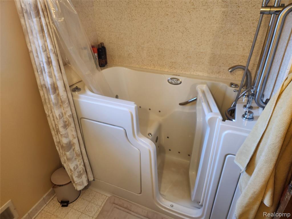 6103 Trenton Drive, Flint, MI 48532 — Photo 37