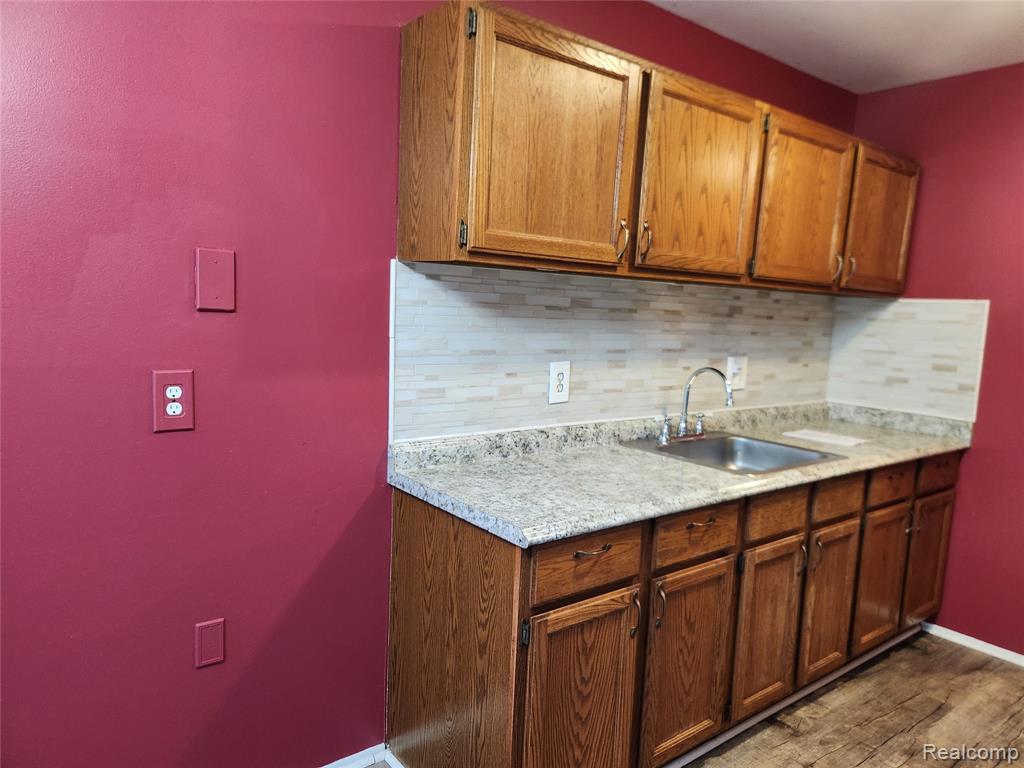 8665 Sterling, Center Line, MI 48015 — Photo 11