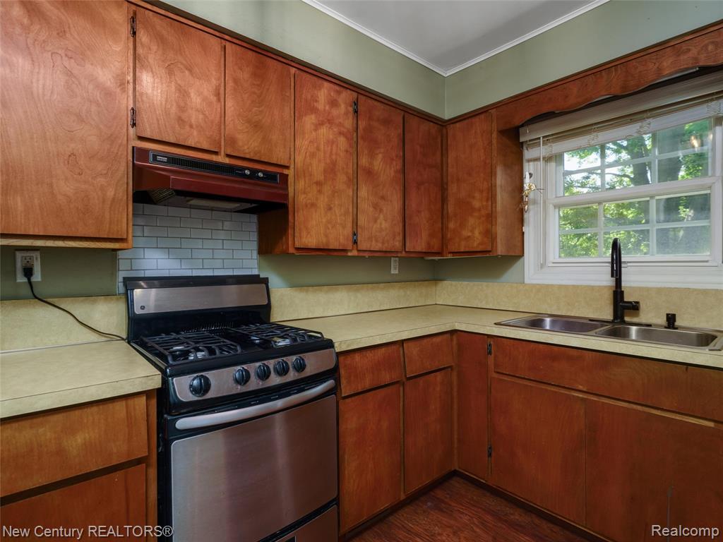 5933 Dwight Avenue, Waterford, MI 48327 — Photo 8