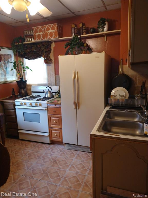 8040 WHITCOMB Street, Detroit, MI 48228 — Photo 9