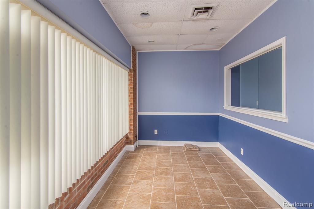 5574 COOLEY LAKE Road, Waterford, MI 48327 — Photo 15