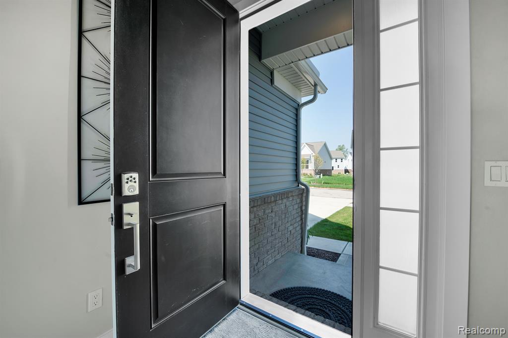 5557 HELMSDALE Boulevard, West Bloomfield, MI — Photo 5