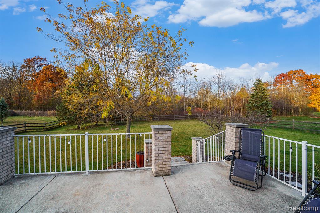 7469 Paradise Drive, Grand Blanc, MI 48439 — Photo 36