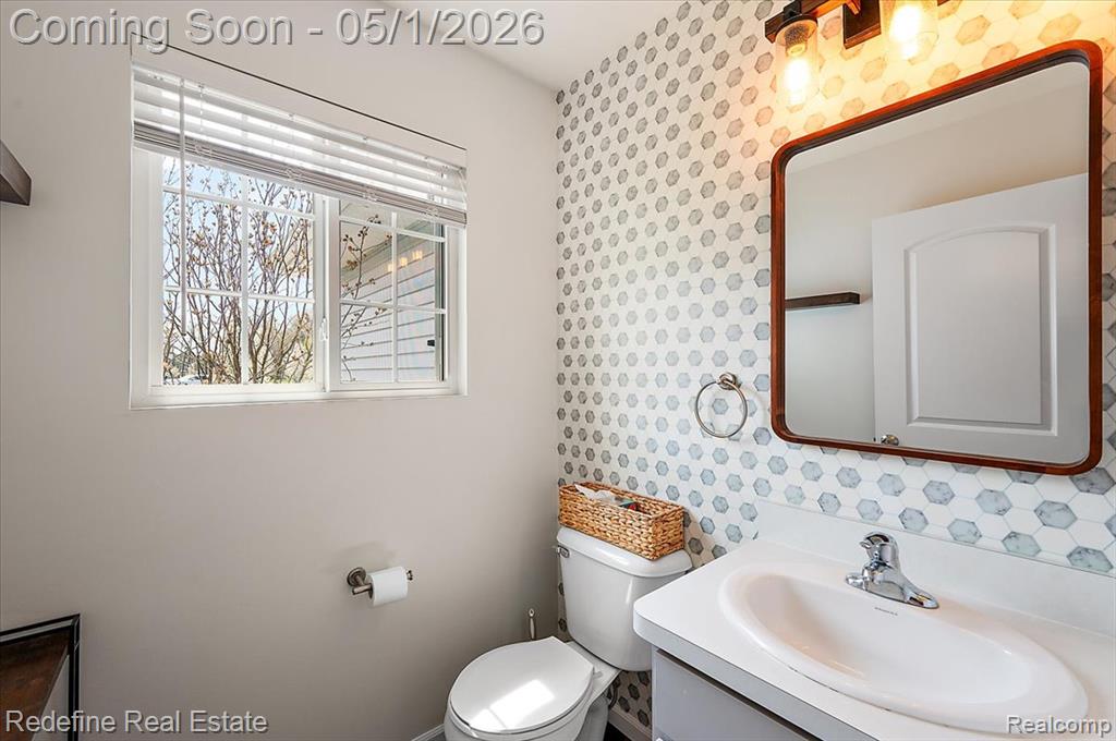 310 Fountain Park Drive, Waterford, MI 48327 — Photo 13