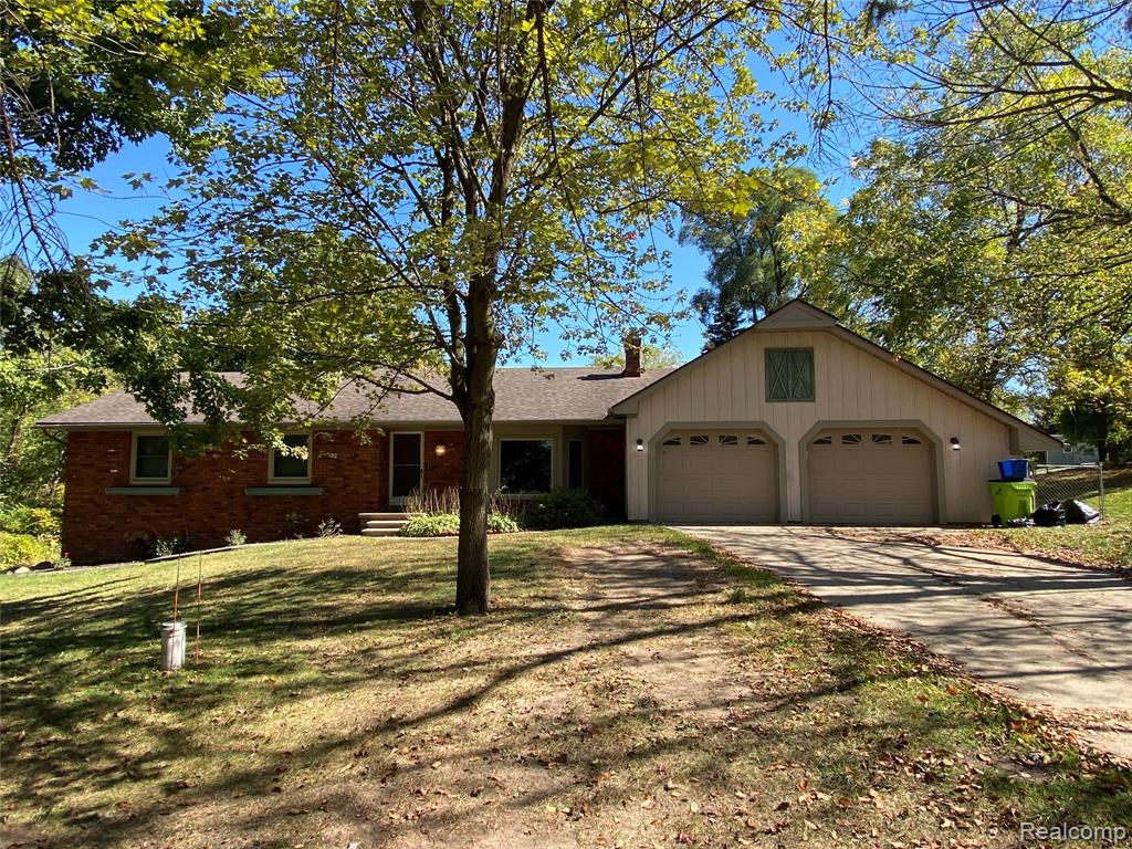 5550 McKeachie Road, White Lake, MI 48383 — front exterior