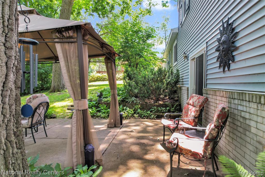 1521 Thread Valley, Holly, MI 48442 — Photo 9