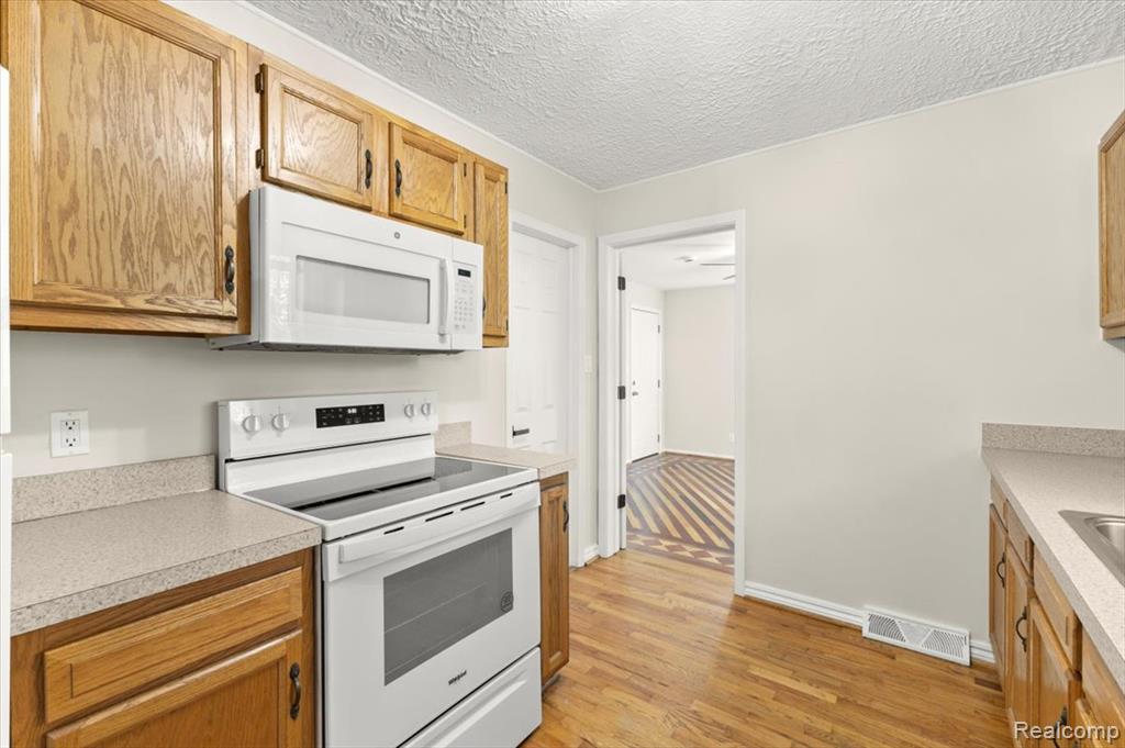 5051 Sashabaw Road, Clarkston, MI — Photo 11