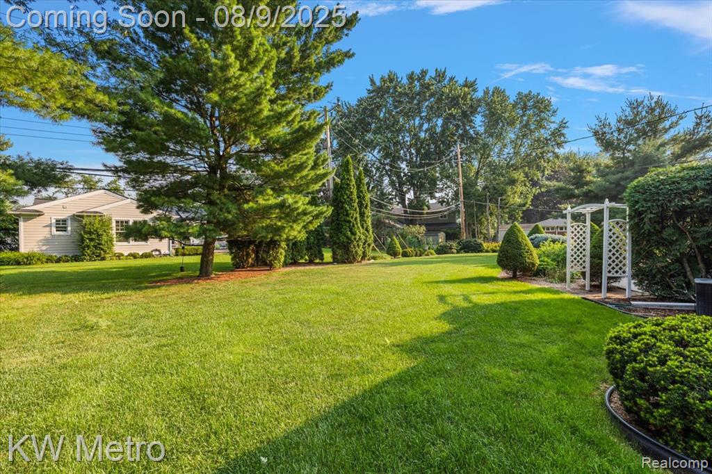 18241 Dunblaine Avenue, Beverly Hills, MI 48025 — Photo 5