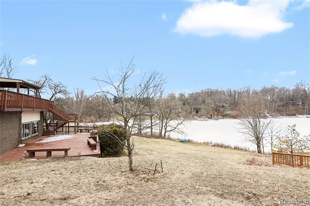 13490 Lakebrook Drive, Fenton, MI 48430 — Photo 30