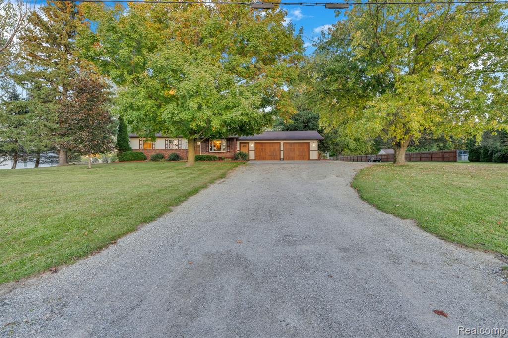 11056 N Irish Road, Otisville, MI 48463 — Photo 2