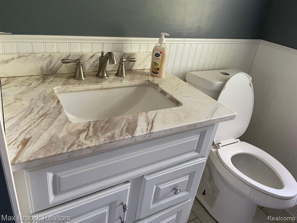 5111 ELIZABETH LAKE Road, Waterford, MI 48327 — Photo 9