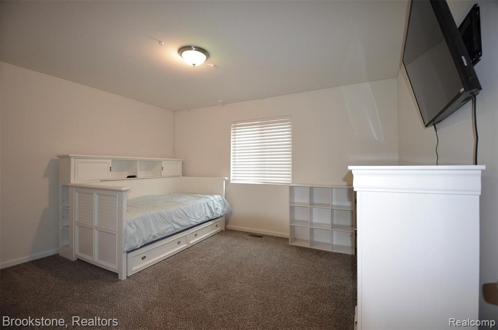 350 Fountain Park Drive, Waterford, MI 48327 — Photo 30