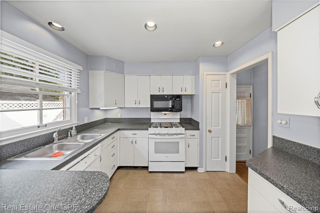 438 Colonial Court, Grosse Pointe Farms, MI 48236 — Photo 12