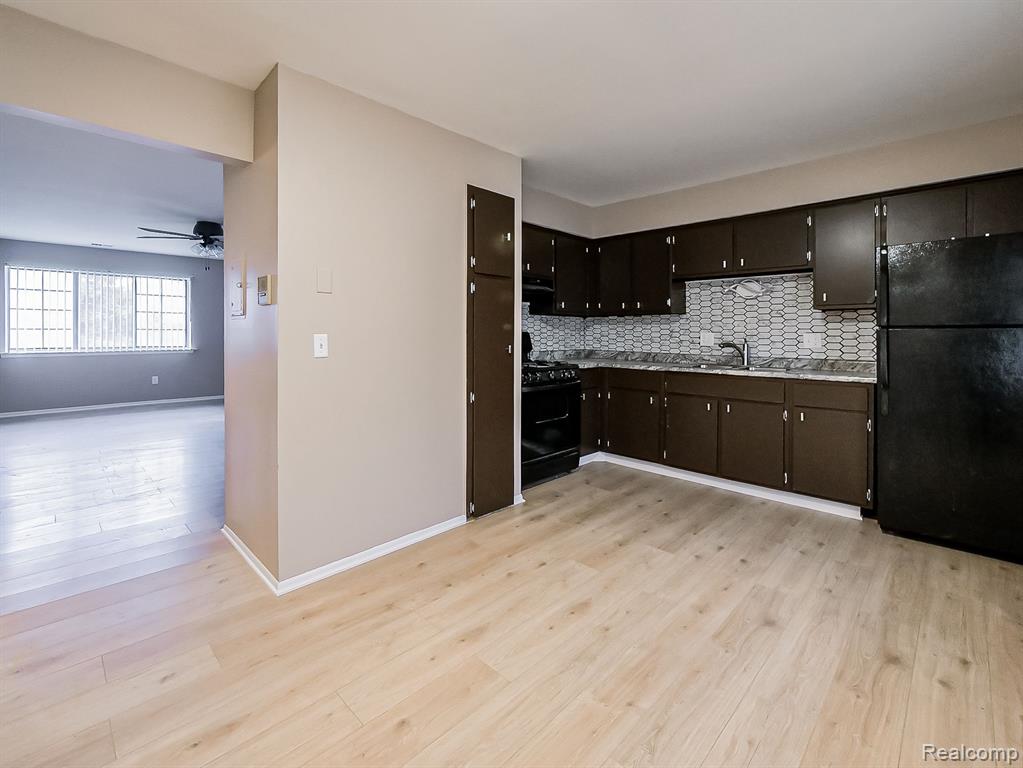 8250 CRESTVIEW Drive, B8, Sterling Heights, MI 48312 — Photo 6