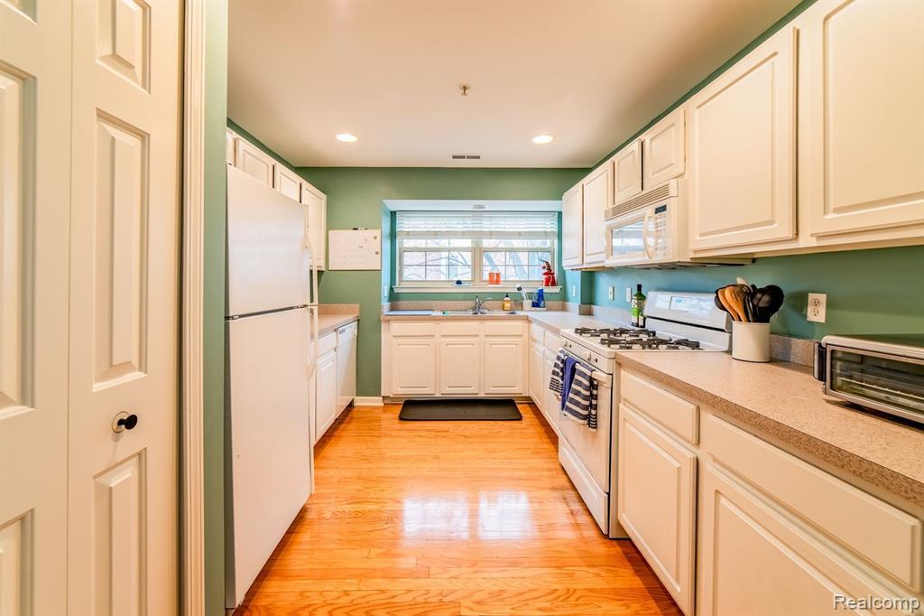 17026 FARMINGTON Road, Livonia, MI 48154 — Photo 13